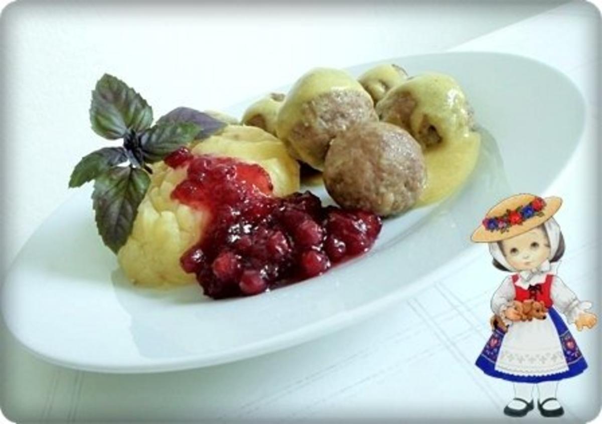 Köttbullar mit Senf-Honigsauce, Stampfkartoffeln und Preiselbeeren ...