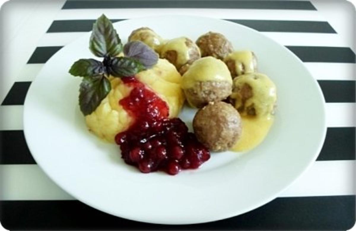 Köttbullar mit Senf-Honigsauce, Stampfkartoffeln und Preiselbeeren - Rezept - Bild Nr. 2