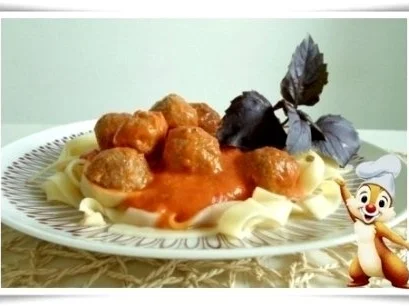 Würzige  Tomatensauce, Bandnudeln mit Köttbullar serviert - Rezept