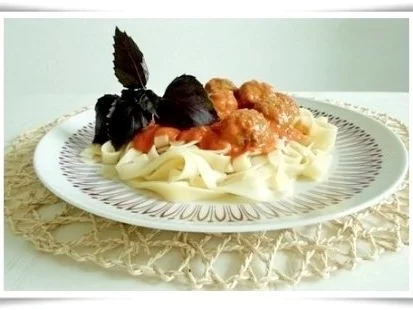 Würzige  Tomatensauce, Bandnudeln mit Köttbullar serviert - Rezept - Bild Nr. 2