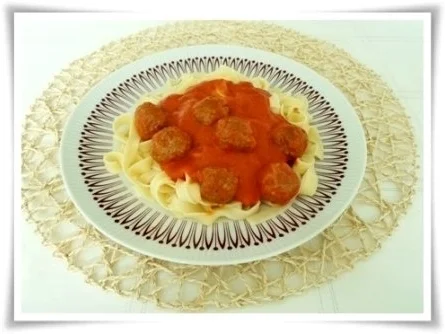 Würzige  Tomatensauce, Bandnudeln mit Köttbullar serviert - Rezept - Bild Nr. 17