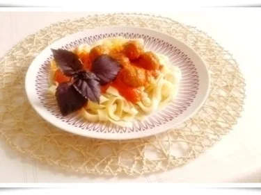 Würzige  Tomatensauce, Bandnudeln mit Köttbullar serviert - Rezept - Bild Nr. 18