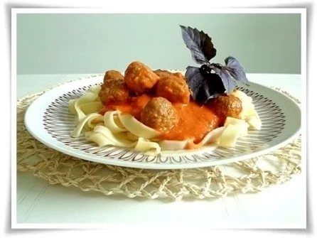 Würzige  Tomatensauce, Bandnudeln mit Köttbullar serviert - Rezept - Bild Nr. 20