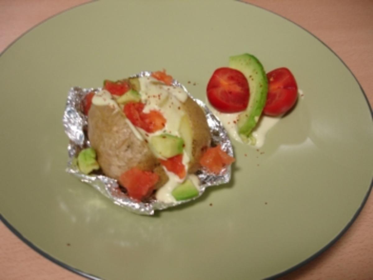 Ofenkartoffel mit Avocado-Chili-Dip - Rezept