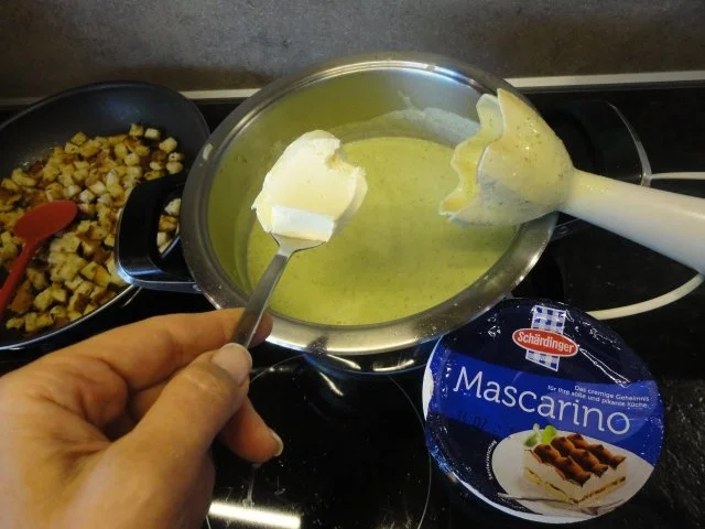 Rezept: feines Zucchini Schaum Süppchen Bild Nr. 10 feines Zucchini Schaum Süppchen - Rezept - Bild Nr. 10