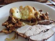 Putenkeule NT mit Kräuter - Speck - Klößen und Pfifferlingen - Rezept