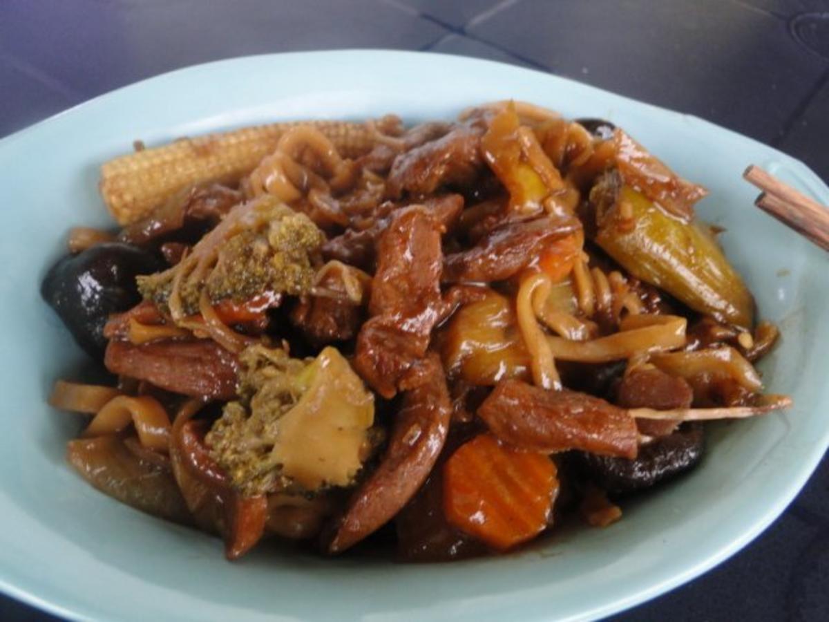 Thailändischen Woken mit Gemüse und Fleisch - Rezept