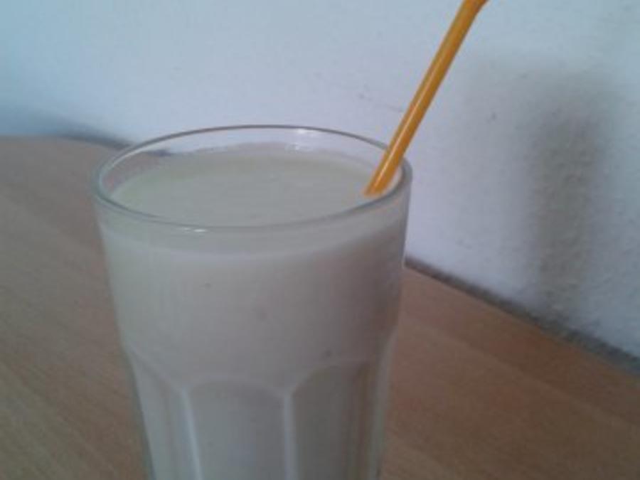 Bananenmilch mit Zutaten und Milch - Rezept mit Bild - kochbar.de