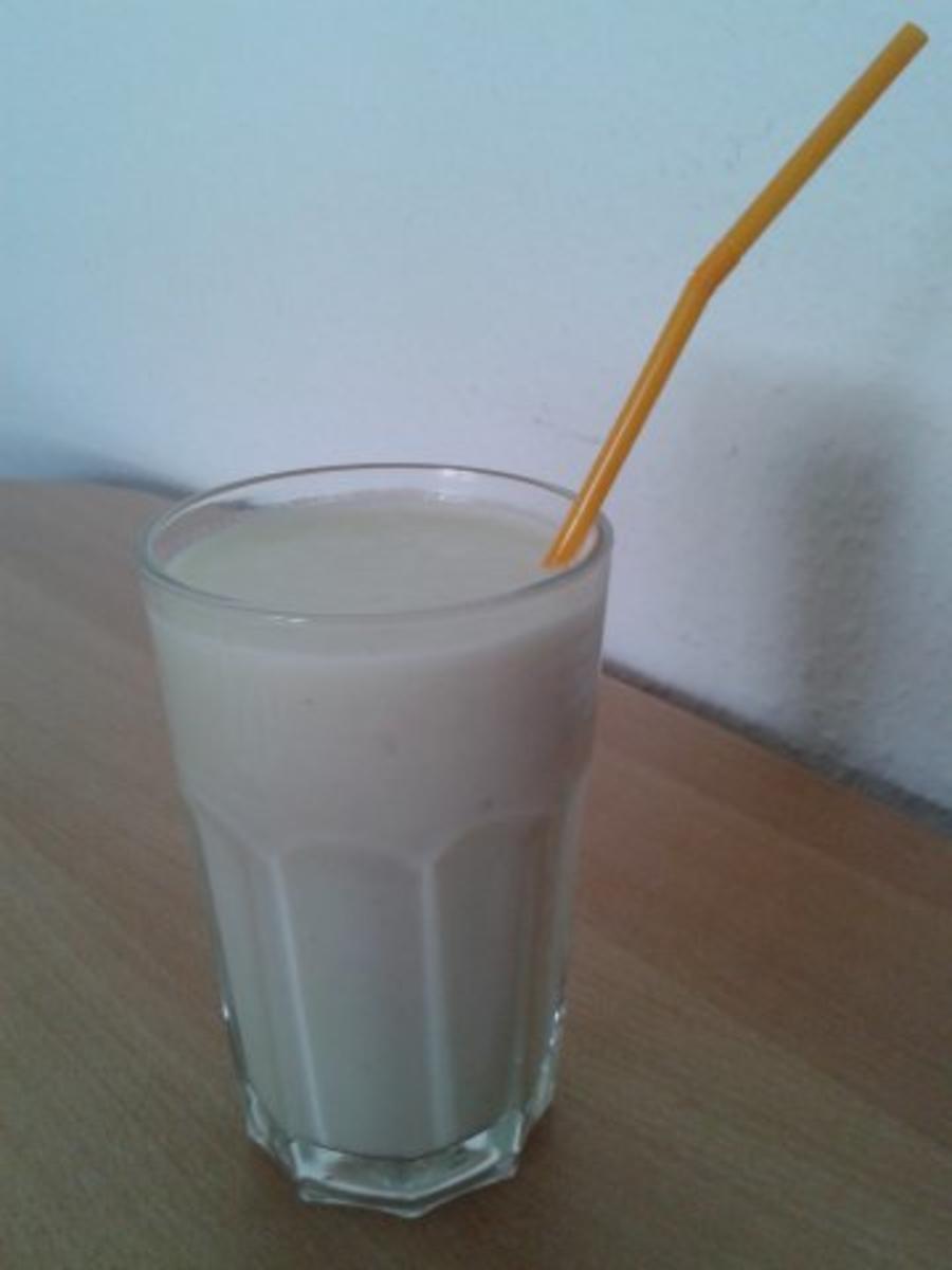 Bilder für Bananenmilch mit Zutaten und Milch - Rezept