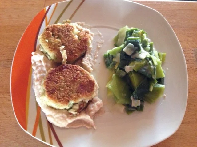 Fischfrikadelle auf Bohnenpüree und Rahmporree - Rezept