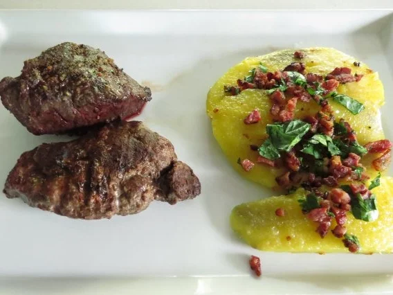 Känguruh-Medallions mit gegrillter Mango - Rezept