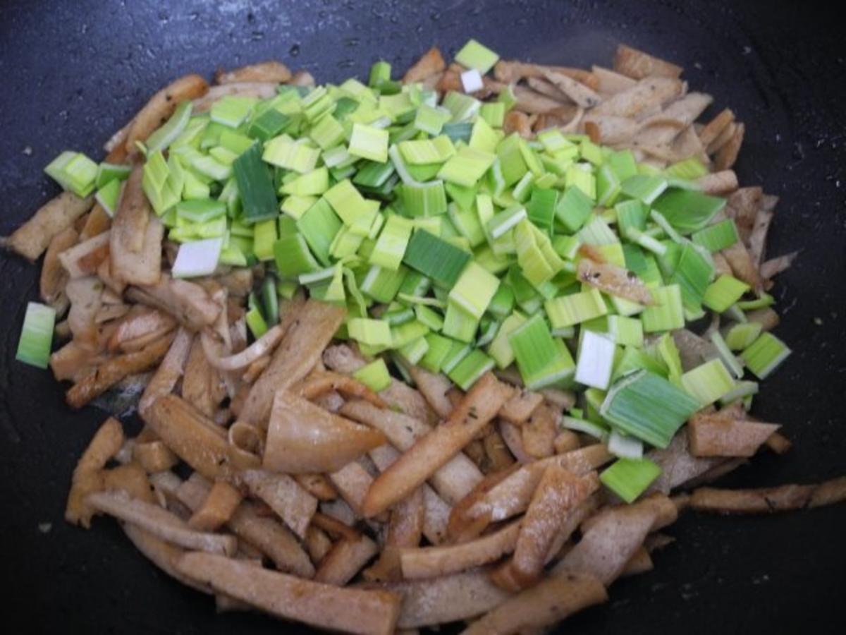 Vegan : Kartoffel-Sellerie-Stampf mit gebuttertem Lauch-Seitan an Gurken-Radieschen-Salat - Rezept - Bild Nr. 14