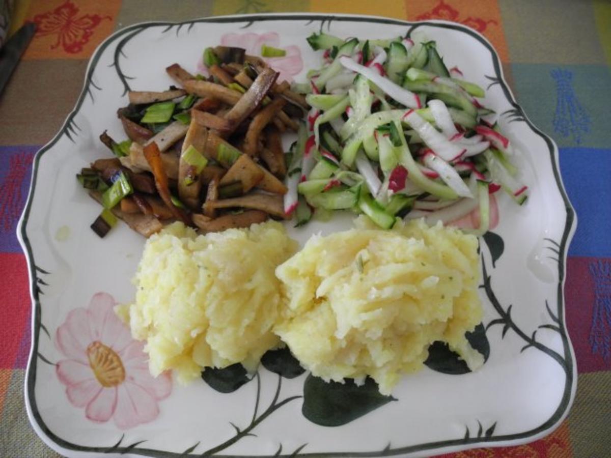 Vegan : Kartoffel-Sellerie-Stampf mit gebuttertem Lauch-Seitan an Gurken-Radieschen-Salat - Rezept