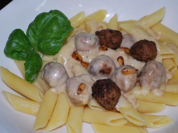 Rezept: Penne mit Käsesauce und italienischen Hackbällchen Penne mit Käsesauce und italienischen Hackbällchen - Rezept