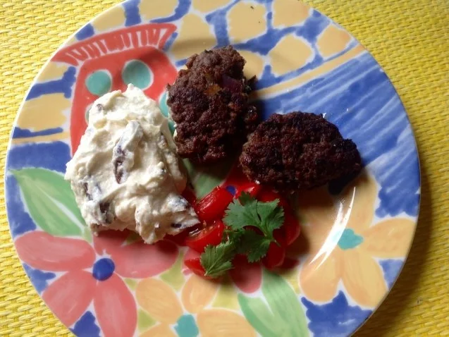 Scharfe Bouletten orientalischer Art mit einem Dattel Frischkäse Dip - Rezept - Bild Nr. 2