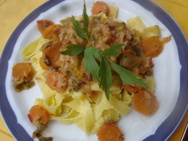 Bandnudeln mit Möhrenblüten-Gemüse-Thunfisch-Sauce - Rezept