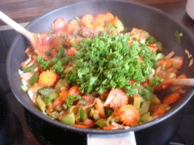 Bandnudeln mit Möhrenblüten-Gemüse-Thunfisch-Sauce - Rezept - Bild Nr. 10