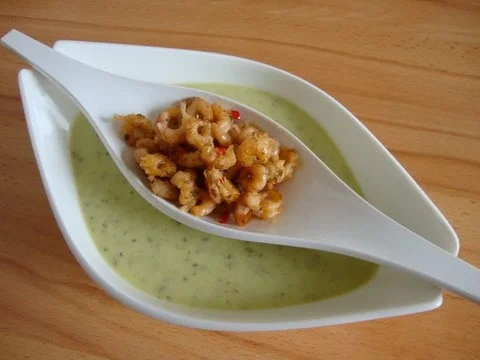 Geeiste Gurkensuppe mit Feuerkrabben - Rezept