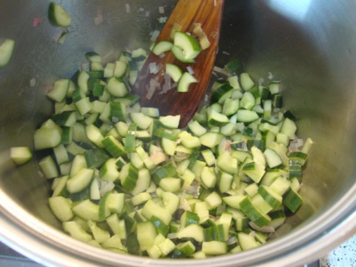 Geeiste Gurkensuppe mit Feuerkrabben - einfach - von SuppenGeniesser