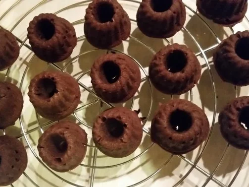 Rotwein-Schokoladen-Gugl mit Vanillepudding - Rezept - Bild Nr. 2