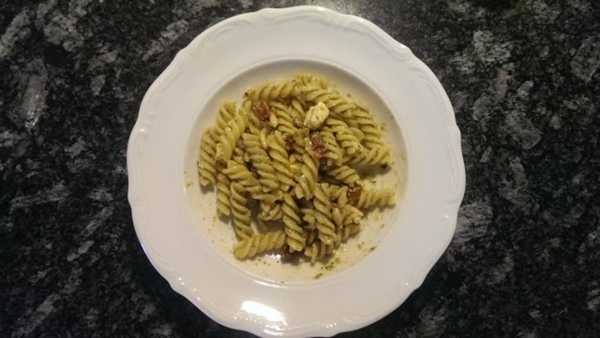 Bilder für Fusilli Pesto Salat - Rezept