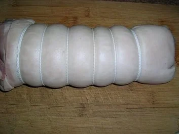 Spanferkelrücken gerollt, an Chinakohlgemüse und Kartoffeln - Rezept - Bild Nr. 2