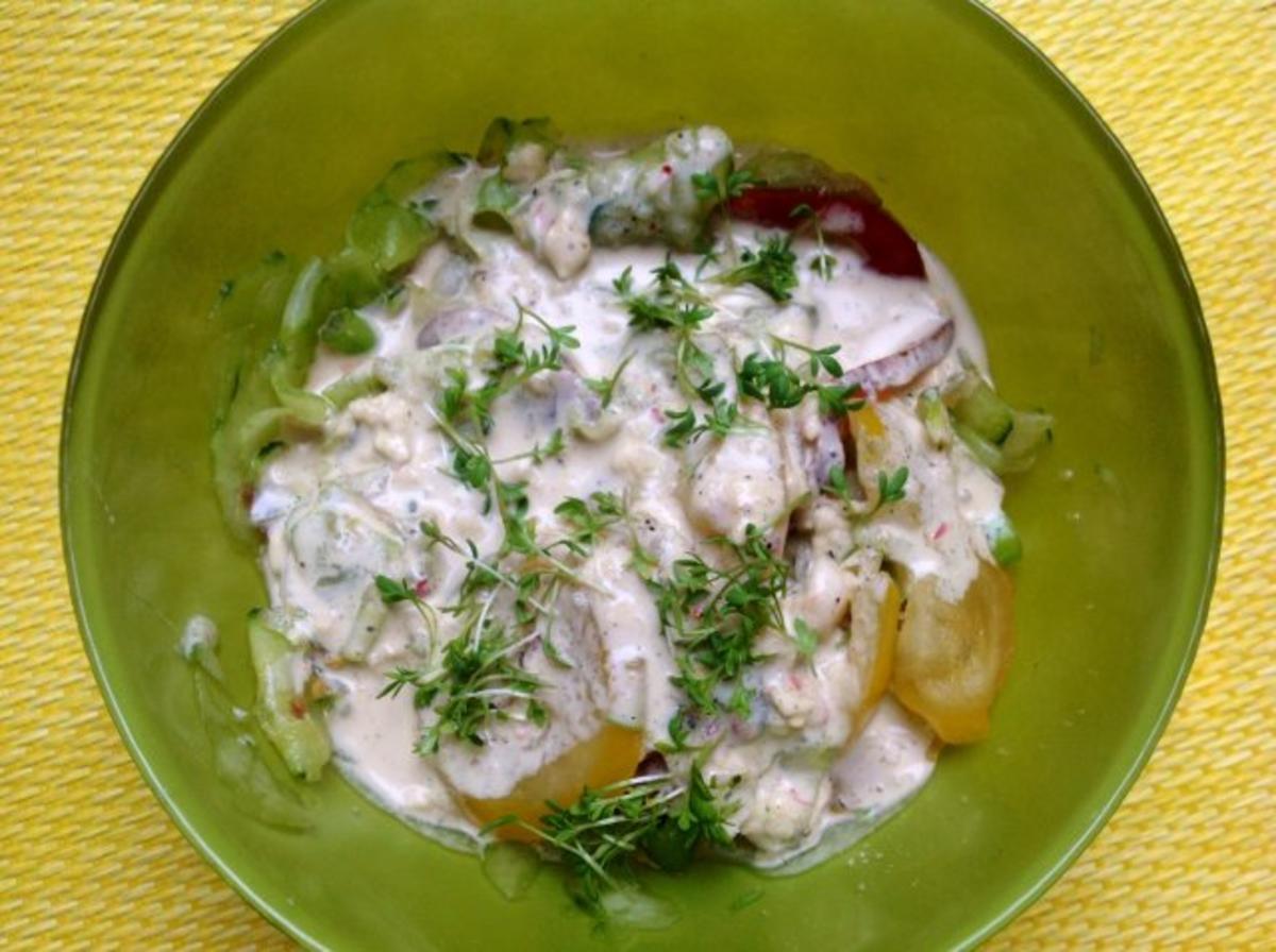 Tomaten-Gurken-Salat mit Creme fraiche - Rezept
