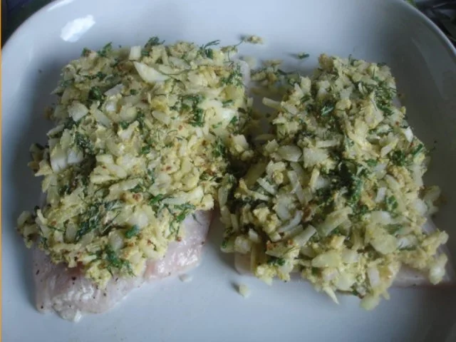 Rezept: Victoriasee-Barsch-Filet mit Kräuterkruste, Rosmarinkartoffeln und gemischten Salat Bild Nr. 4 Victoriasee-Barsch-Filet mit Kräuterkruste, Rosmarinkartoffeln und gemischten Salat - Rezept - Bild Nr. 4