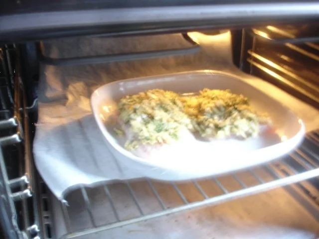 Rezept: Victoriasee-Barsch-Filet mit Kräuterkruste, Rosmarinkartoffeln und gemischten Salat Bild Nr. 5 Victoriasee-Barsch-Filet mit Kräuterkruste, Rosmarinkartoffeln und gemischten Salat - Rezept - Bild Nr. 5