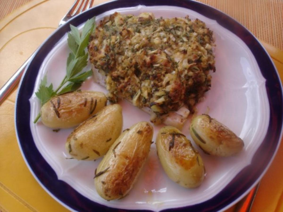 Victoriasee-Barsch-Filet mit Kräuterkruste, Rosmarinkartoffeln und ...