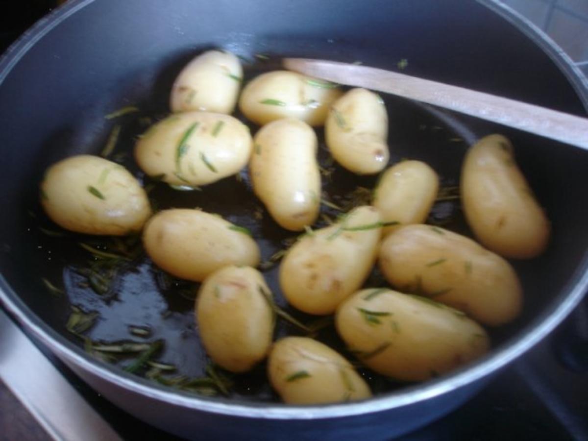 Victoriasee-Barsch-Filet mit Kräuterkruste, Rosmarinkartoffeln und gemischten Salat - Rezept - Bild Nr. 8