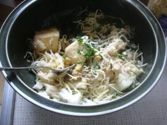 Rezept: Victoriasee-Barsch-Filet mit Kräuterkruste, Rosmarinkartoffeln und gemischten Salat Bild Nr. 3 Victoriasee-Barsch-Filet mit Kräuterkruste, Rosmarinkartoffeln und gemischten Salat - Rezept - Bild Nr. 3