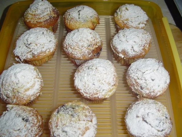 Rezept: Waldheidelbeerenmuffins mit Schmandhaube Waldheidelbeerenmuffins mit Schmandhaube - Rezept