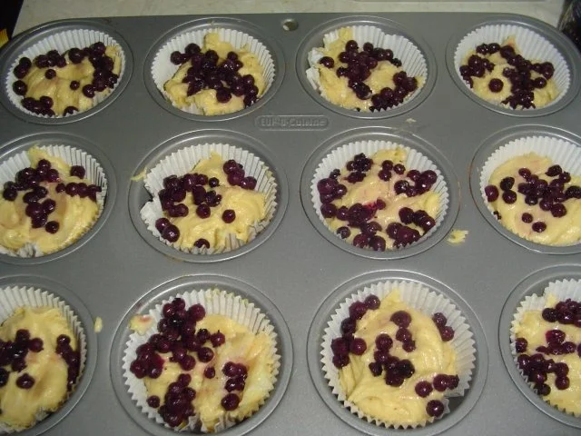 Rezept: Waldheidelbeerenmuffins mit Schmandhaube Bild Nr. 5 Waldheidelbeerenmuffins mit Schmandhaube - Rezept - Bild Nr. 5