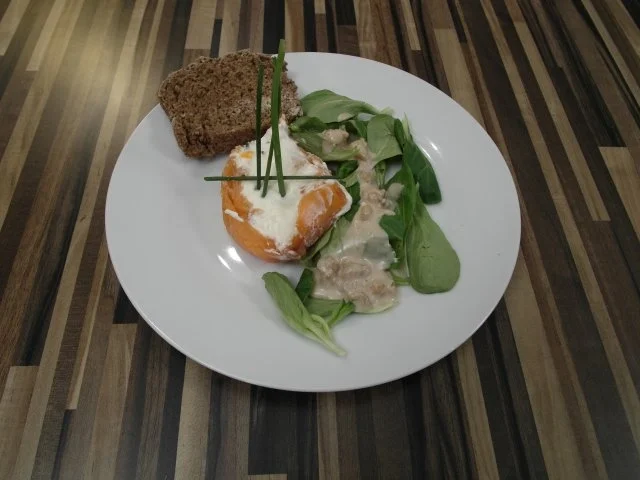 Rezept: Räucherlachsterrine mit Meerrettichmousse an Vogerlsalat Räucherlachsterrine mit Meerrettichmousse an Vogerlsalat - Rezept