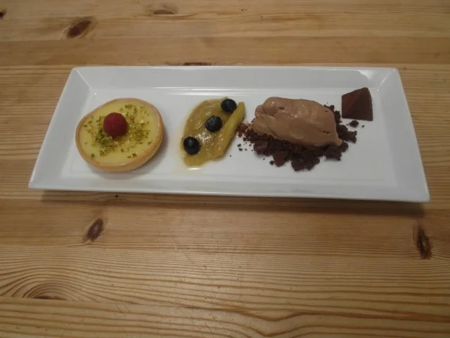 Weiße Schokoladentarte mit Schokoladeneis und Rhabarberkompott - Rezept