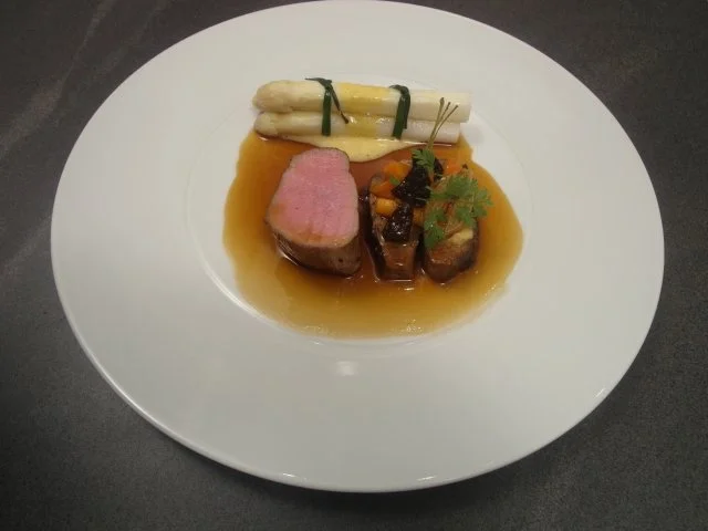 Rezept: Filet und Schulterscherzel vom Kalb, Fichtennadel-Hollandaise, Spargel und Perlzwiebel Filet und Schulterscherzel vom Kalb, Fichtennadel-Hollandaise, Spargel und Perlzwiebel - Rezept