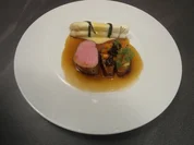 Filet und Schulterscherzel vom Kalb, Fichtennadel-Hollandaise, Spargel und Perlzwiebel - Rezept