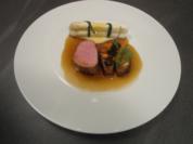 Filet und Schulterscherzel vom Kalb, Fichtennadel-Hollandaise, Spargel und Perlzwiebel - Rezept