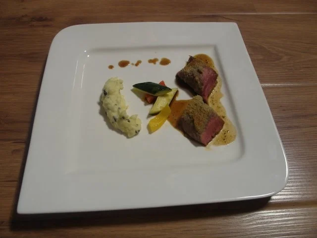 Lammcarrèe unter Thymiankruste auf provenzalischem Gemüse und Kartoffel-Olivenpüree - Rezept