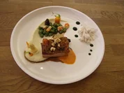 Schweinebauch unter der Kümmelkruste, Schweinebäckchen mit Selleriepüree und dicke Bohnen - Rezept