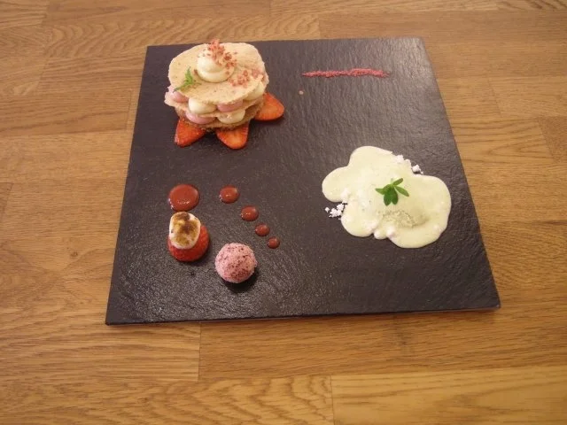 Erdbeeren treffen Maikräuter - Rezept