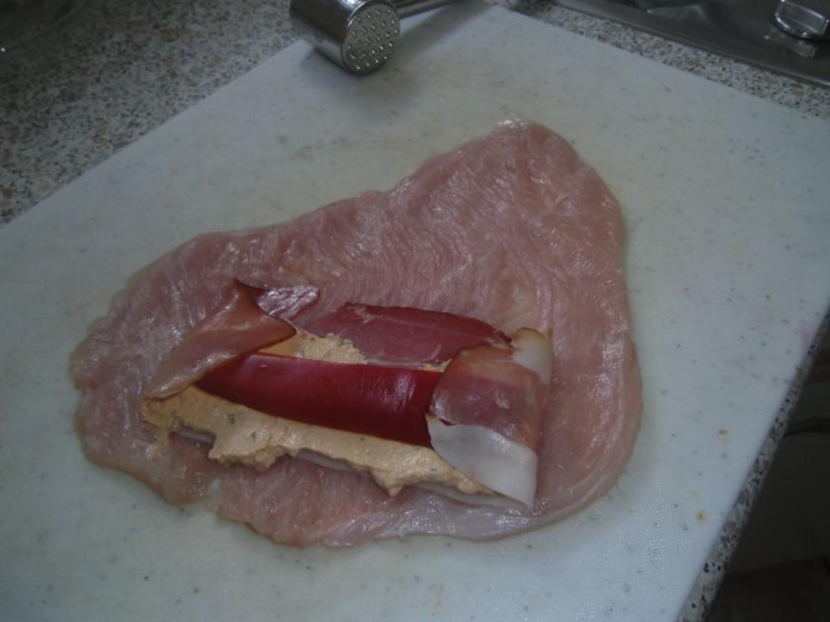 Hähnchenrouladen gefüllt mit Schinken, Paprika und Frischkäse - schnell ...