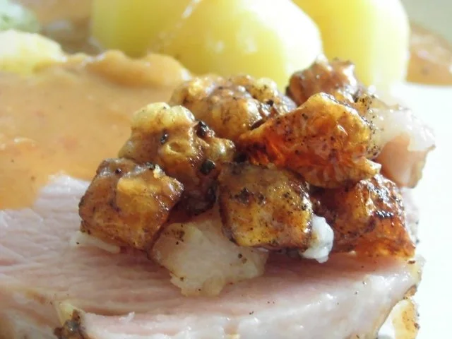 Krustenbraten NT mit neuen Kartoffeln, endlos Kohlrabi und Weißbiersoße - Rezept