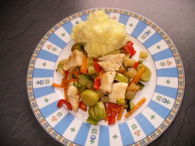 Rezept: Putenbrust mit viel Gemüse an Kartoffelmus Putenbrust mit viel Gemüse an Kartoffelmus - Rezept