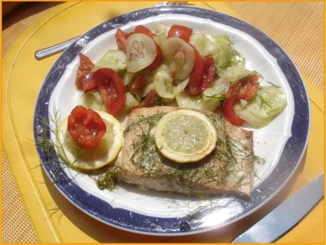 Wildlachs-Filet mit Tomaten-Gurken Salat - Rezept