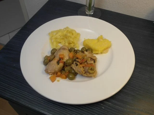 Pollo alla caccia mit  Polenta-Ecken und Gemüse - Rezept