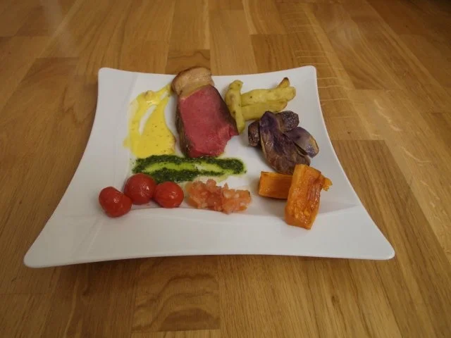 Rezept: Tomahawk im Heumantel mit Dreierlei Saucen/Pestos und Ofengemüse Tomahawk im Heumantel mit Dreierlei Saucen/Pestos und Ofengemüse - Rezept