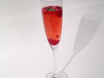 Crémant de Loire mit Himbeersud - Rezept