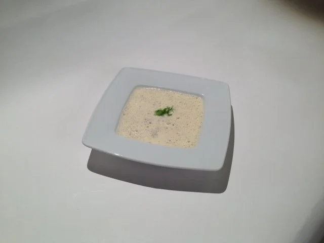 Geschäumte Consommé vom Sauren Zipfel auf Fencheleinlage - Rezept